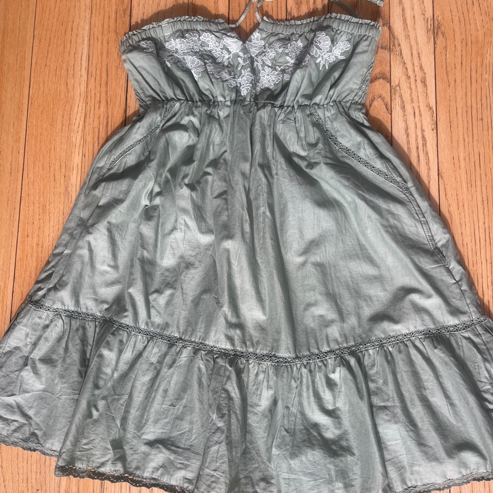 Hollister Green with white embroidered flowers. Strapless. Lined. Pockets.
